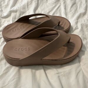 Crocs getaway platform flip flop
